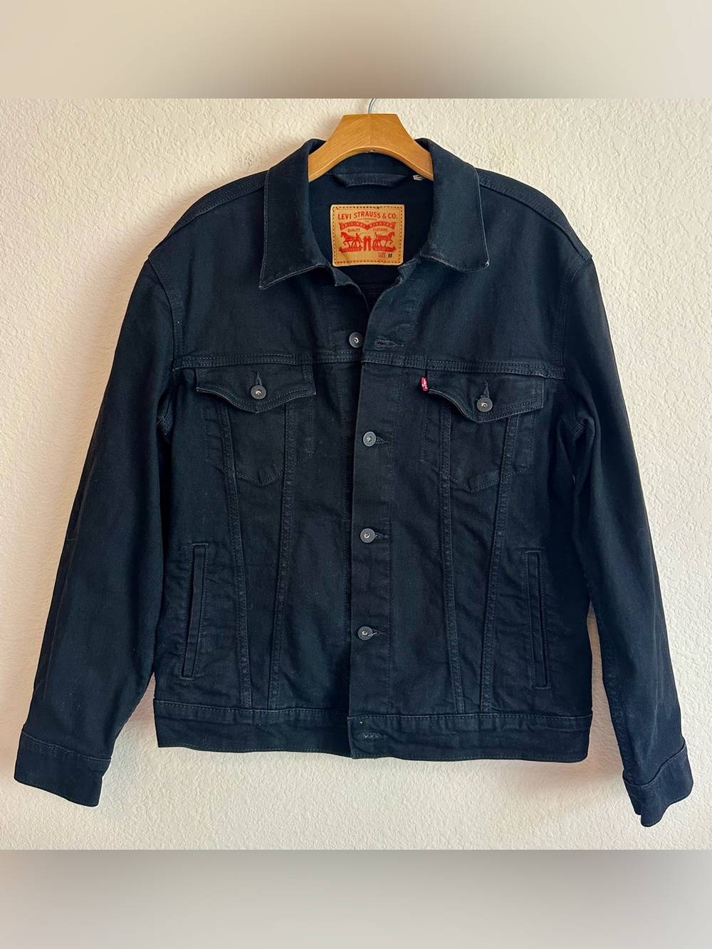 Levi’s Jacket Men’s Black Denim Trucker Men’s Size Medium Classic Casual